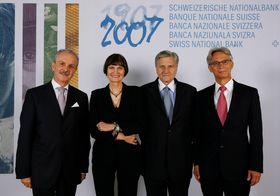 Gruppenbild (von links): Jean-Pierre Roth (SNB), Micheline Calmy-Rey (Schweizerische Eidgenossenschaft), Jean-Claude Trichet (EZB), Hansueli Raggenbass (SNB)