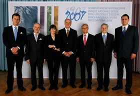 Gruppenbild (von links): Philipp Hildebrand (SNB), Jean-Pierre Roth (SNB), Micheline Calmy-Rey (Schweizerische Eidgenossenschaft), Otmar Hasler (Fürstentum Liechtenstein), Hansueli Raggenbass (SNB), Jean-Claude Trichet (EZB), Thomas Jordan (SNB)
