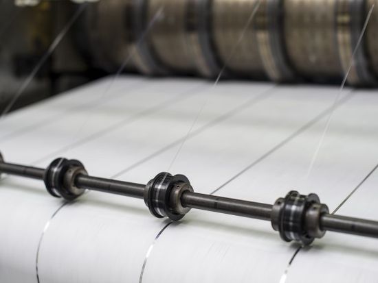 Applying the security thread to the substrate