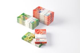 Mazzette di banconote da 20 e 50 franchi, vista recto e verso